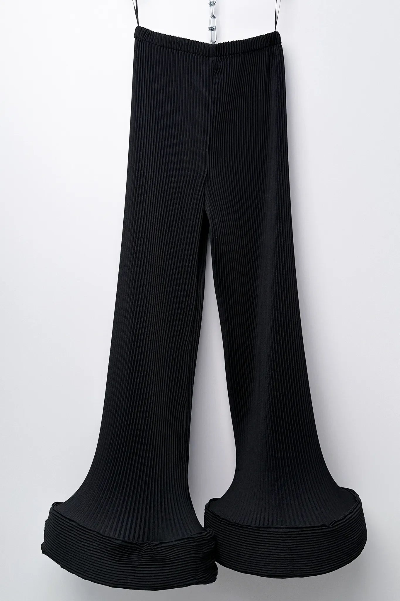 BLACK-PLEATED-PANTS-HEM-DETAIL